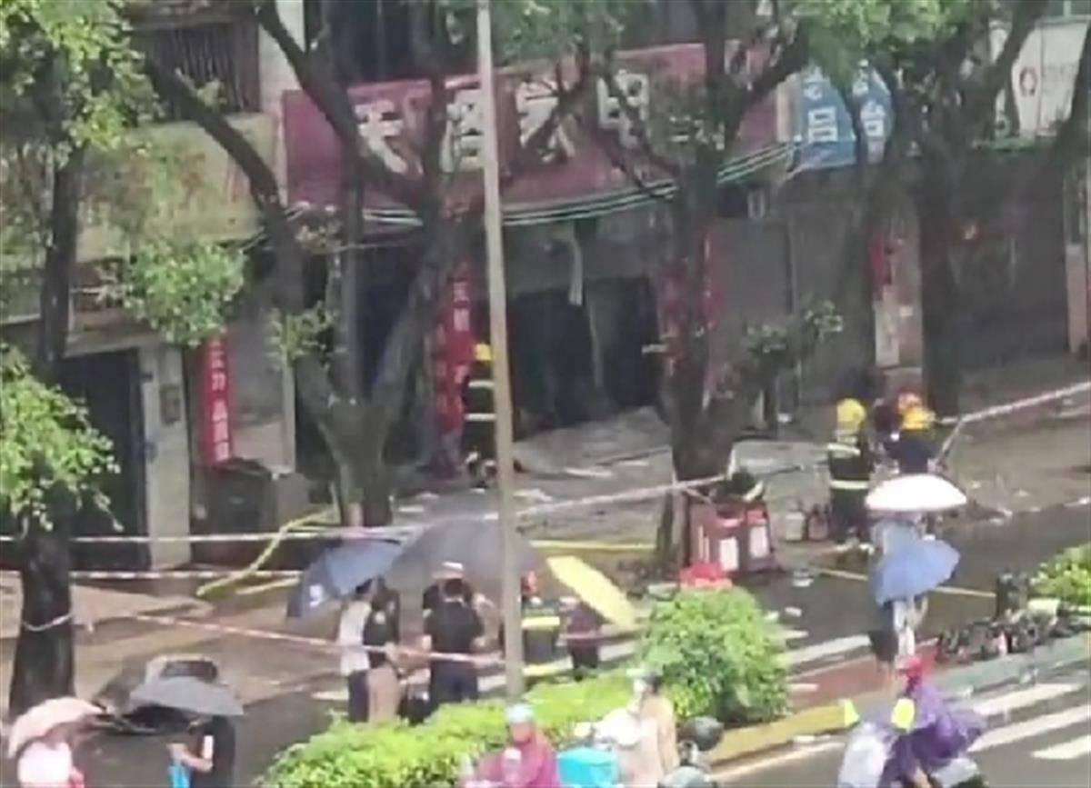 广西贵港一商铺发生火灾致2死1伤，当地应急局：一名消防员不幸牺牲                