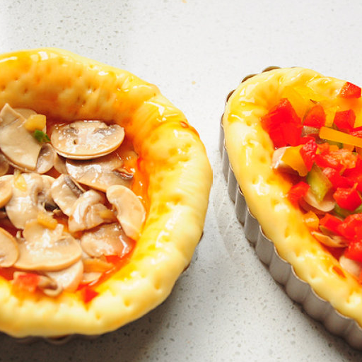 口蘑彩椒披萨，营养美味，做法简单，一出炉就香味四溢