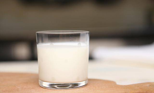超市里常卖的牛奶，可能都是添加剂，不要以为能够补钙了                