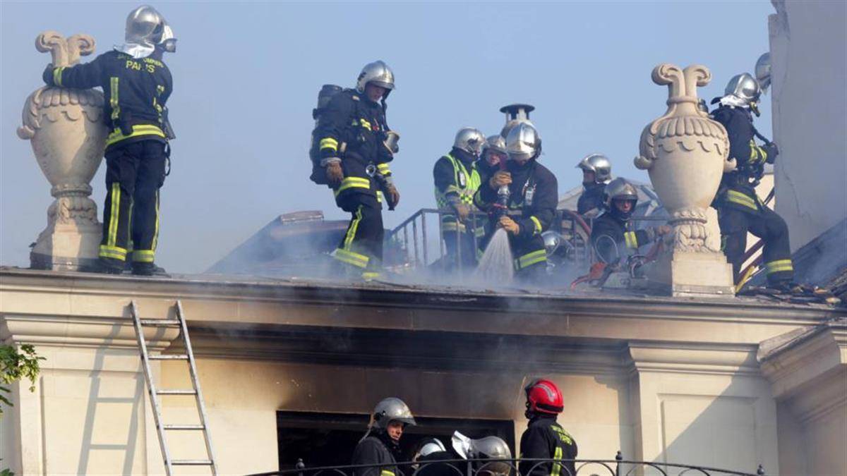 法国凡尔赛宫短暂失火，多名游客称现场能闻到浓烟的气味                