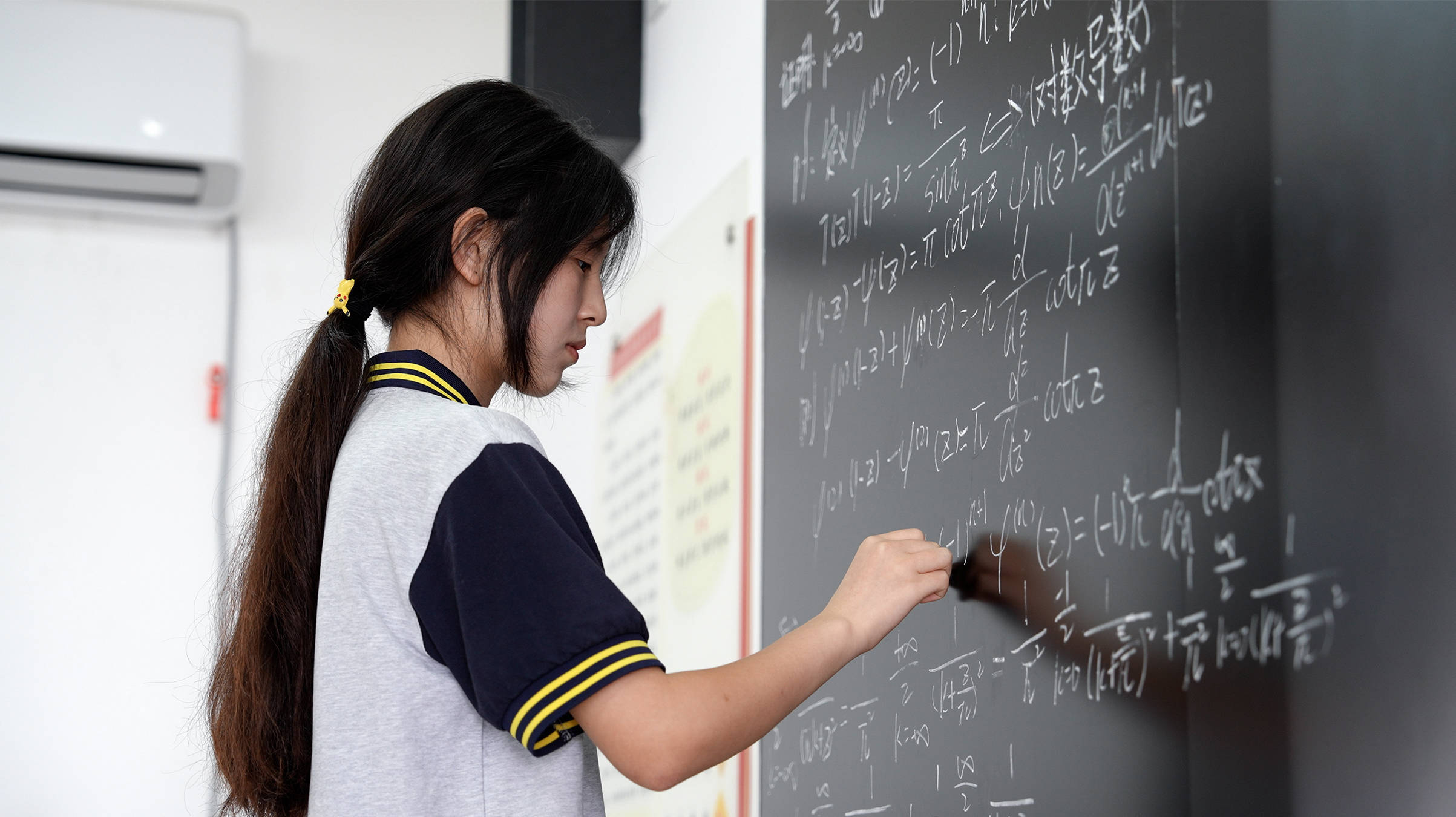 中国新闻网:香港正版资料全年-17岁中专女生姜萍爆冷杀入阿里全球数学竞赛                