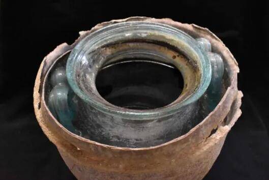 考古学家在西班牙发现世界上最古老的葡萄酒 和骨灰混在一起                