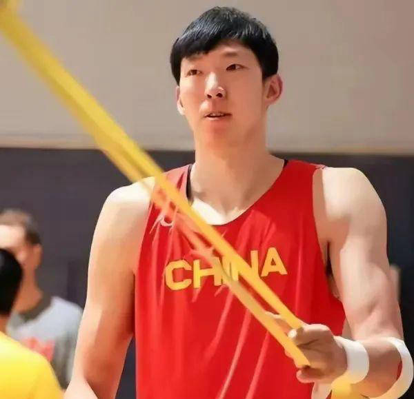 中国男篮队长竞选：周琦、张镇麟和胡明轩谁更合适？