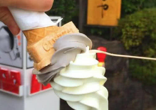 这种“冰淇淋”倒立也不会掉，拿在手中随便甩，网友：太逗了！