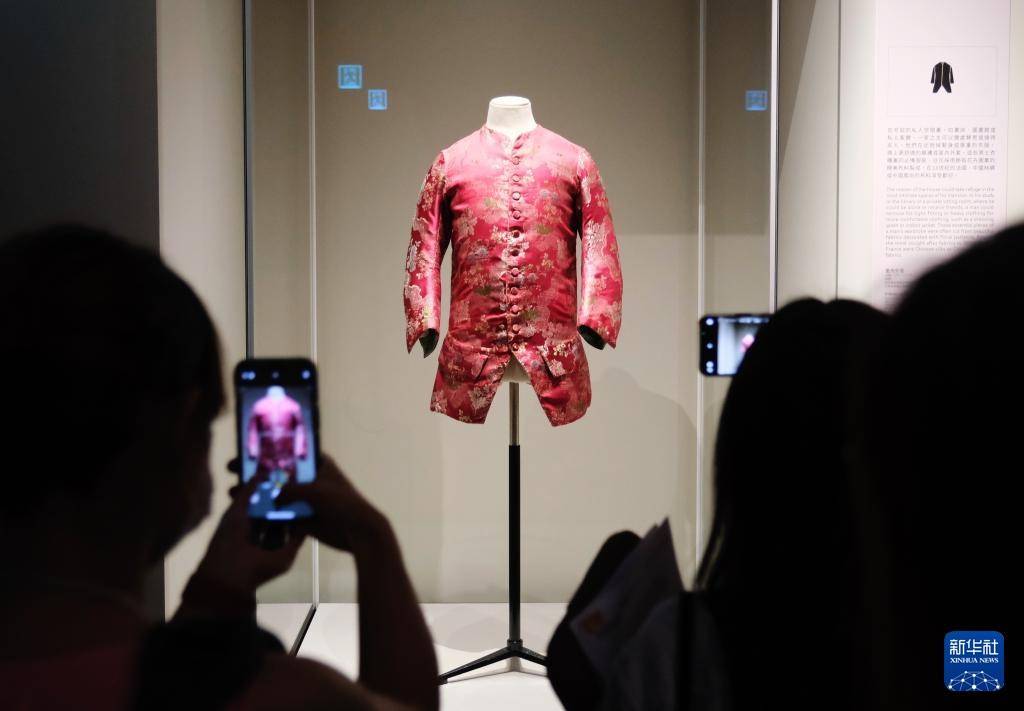 香港故宫文化博物馆展出法国珍藏服饰                