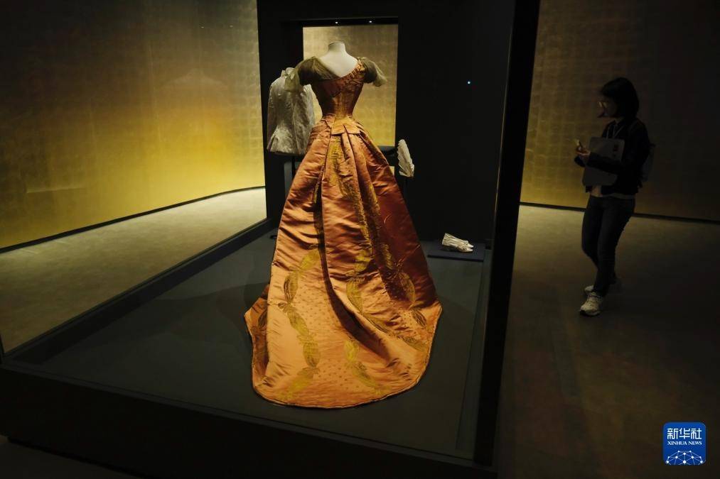 香港故宫文化博物馆展出法国珍藏服饰                