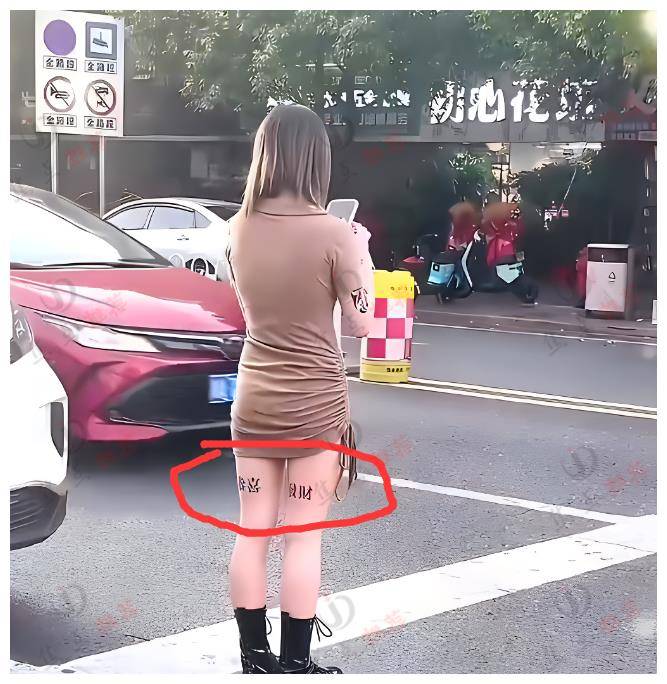 年轻女子路边等车，左腿纹恭喜，右腿纹发财，网友：帮她写个横批