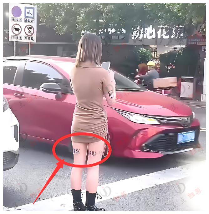 年轻女子路边等车，左腿纹恭喜，右腿纹发财，网友：帮她写个横批