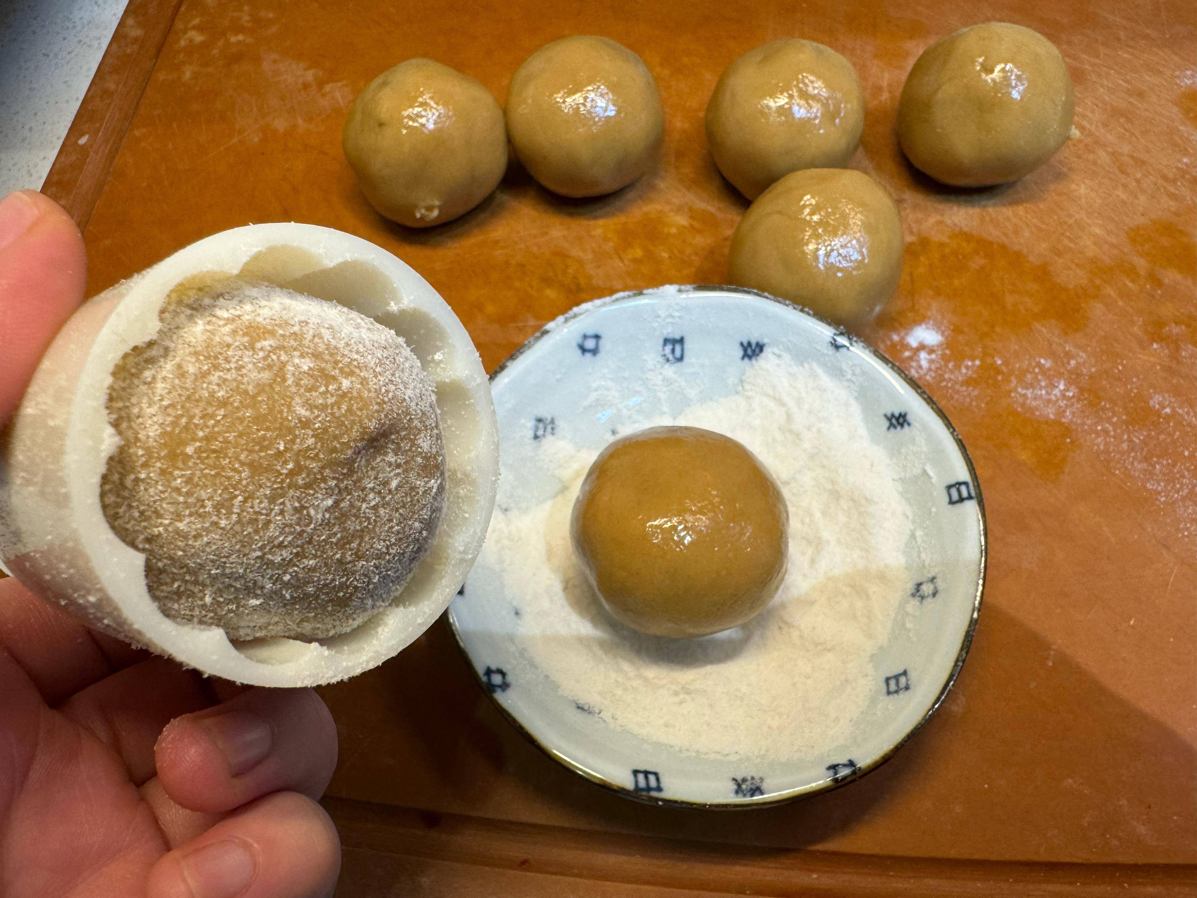 想吃月饼别再出去买，又贵又不健康，自己动手做，百分百成功。