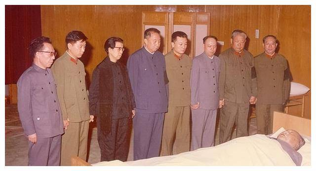 1976年毛主席逝世，江青趴在遗体上大哭：你们为什么不救他？