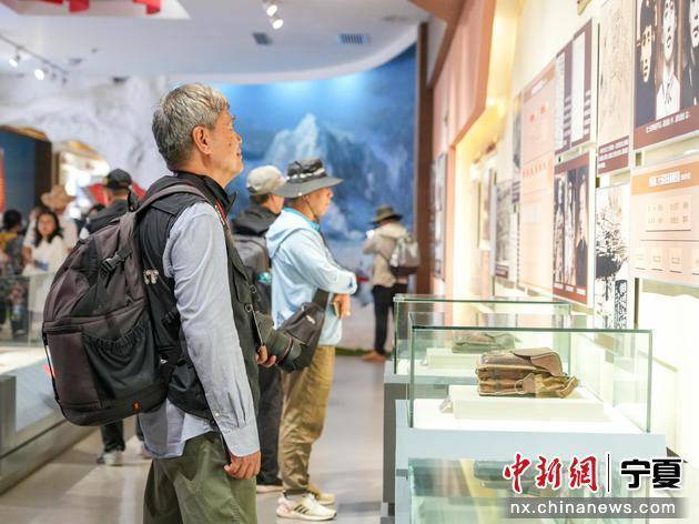 上海六盘山号红色旅游包机游客顺利抵达宁夏固原                