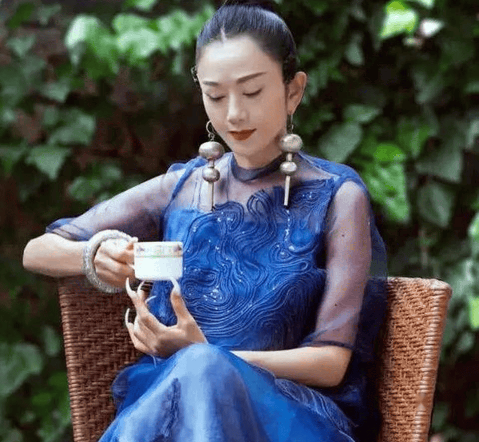 杨丽萍上台没穿衣服？服装都是彩绘的，镜头放大时太“抢眼”！