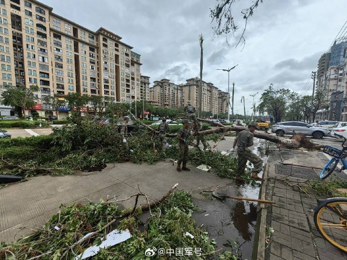 紧急驰援！子弟兵全力支援抗风抢险一线                