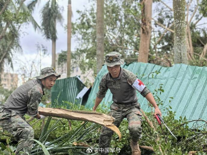 紧急驰援！子弟兵全力支援抗风抢险一线                