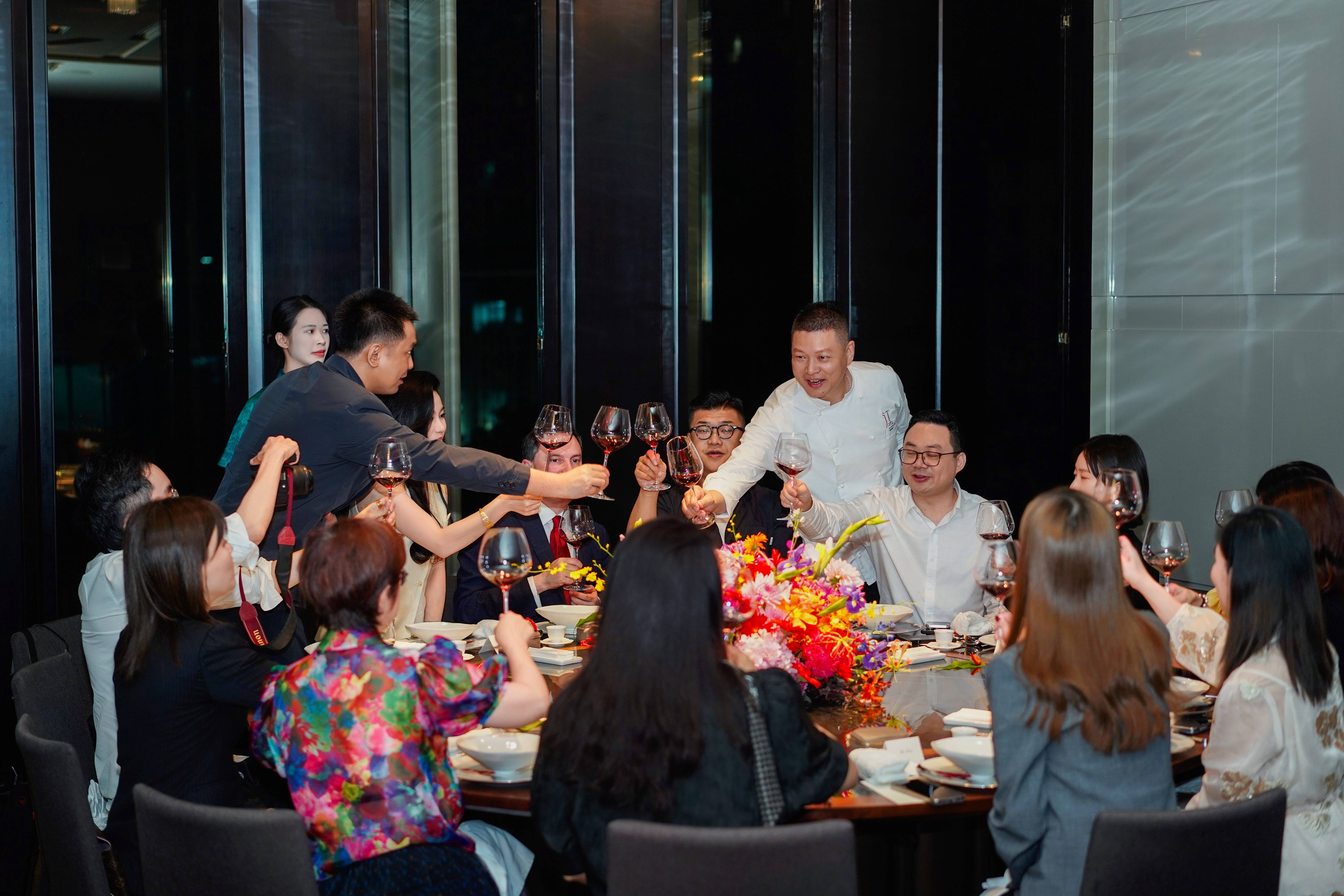 穿越味蕾的灵魂之旅：辉师傅料理背后的哲学思辨与生命寻味                