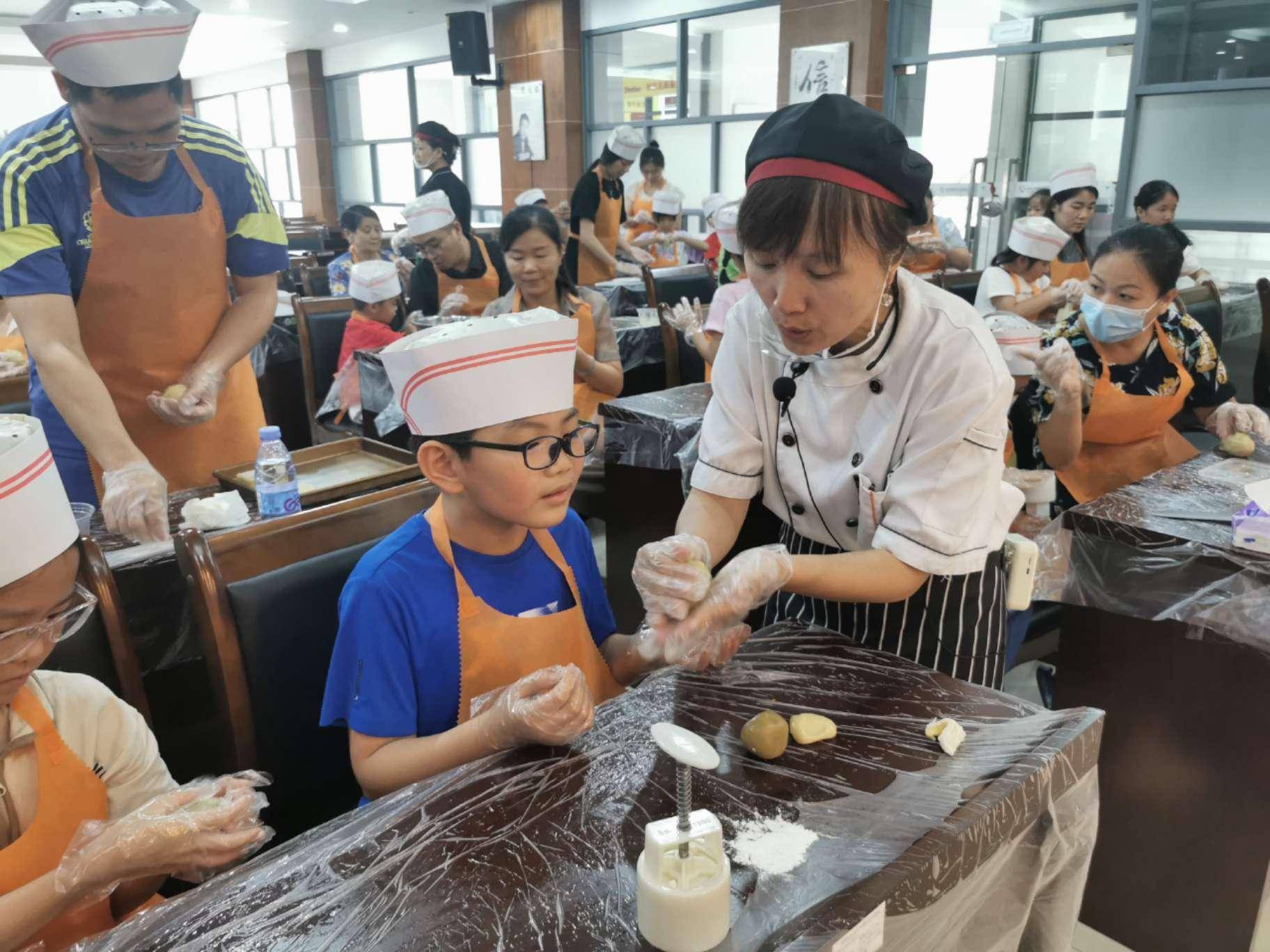 制花灯、做月饼 ，玉塘街道开展系列中秋主题活动                