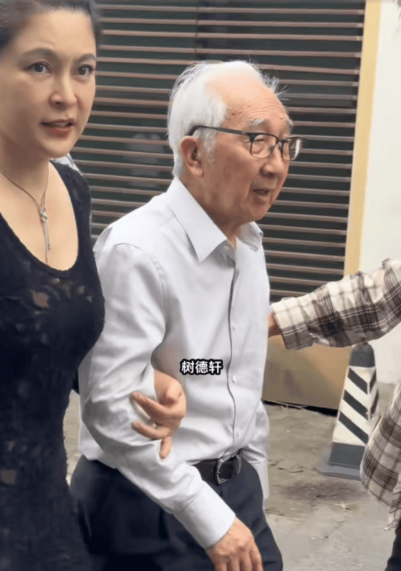 90岁央美老院长携娇妻看展！相差44岁很恩爱，满头白发不需要搀扶