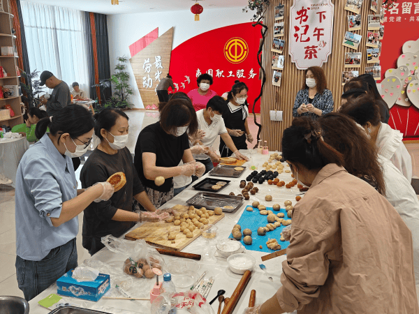 库尔勒梨香街道开展“月圆中秋 情满梨香”中秋节制作月饼活动                