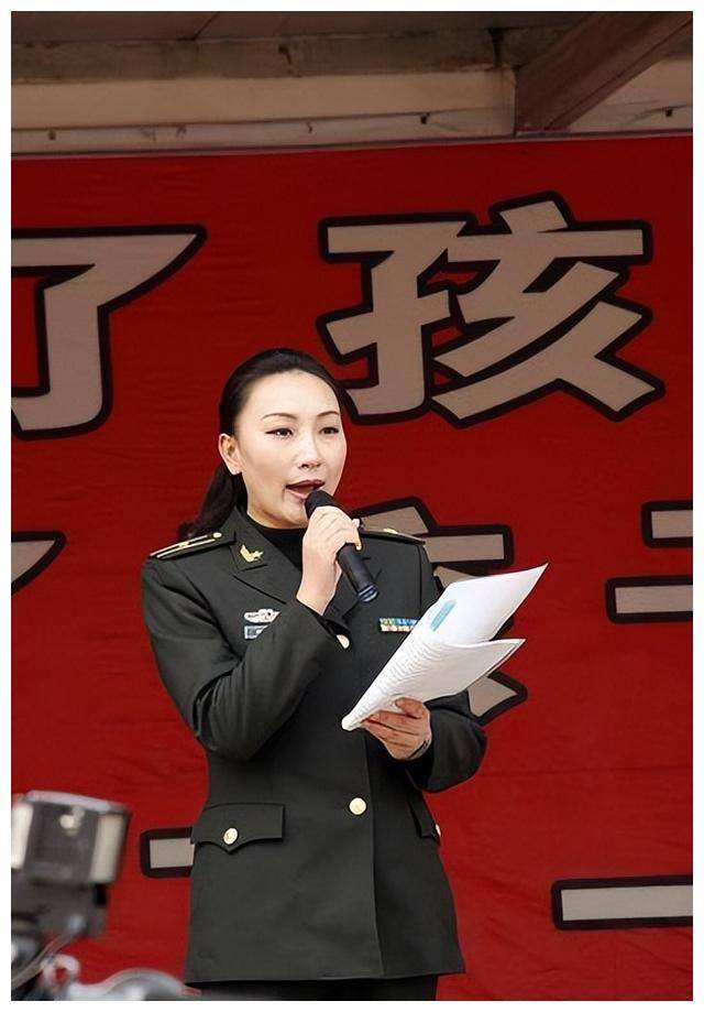 她是毛主席的孙媳妇，18岁前往青藏高原参军，长相漂亮，儿女双全