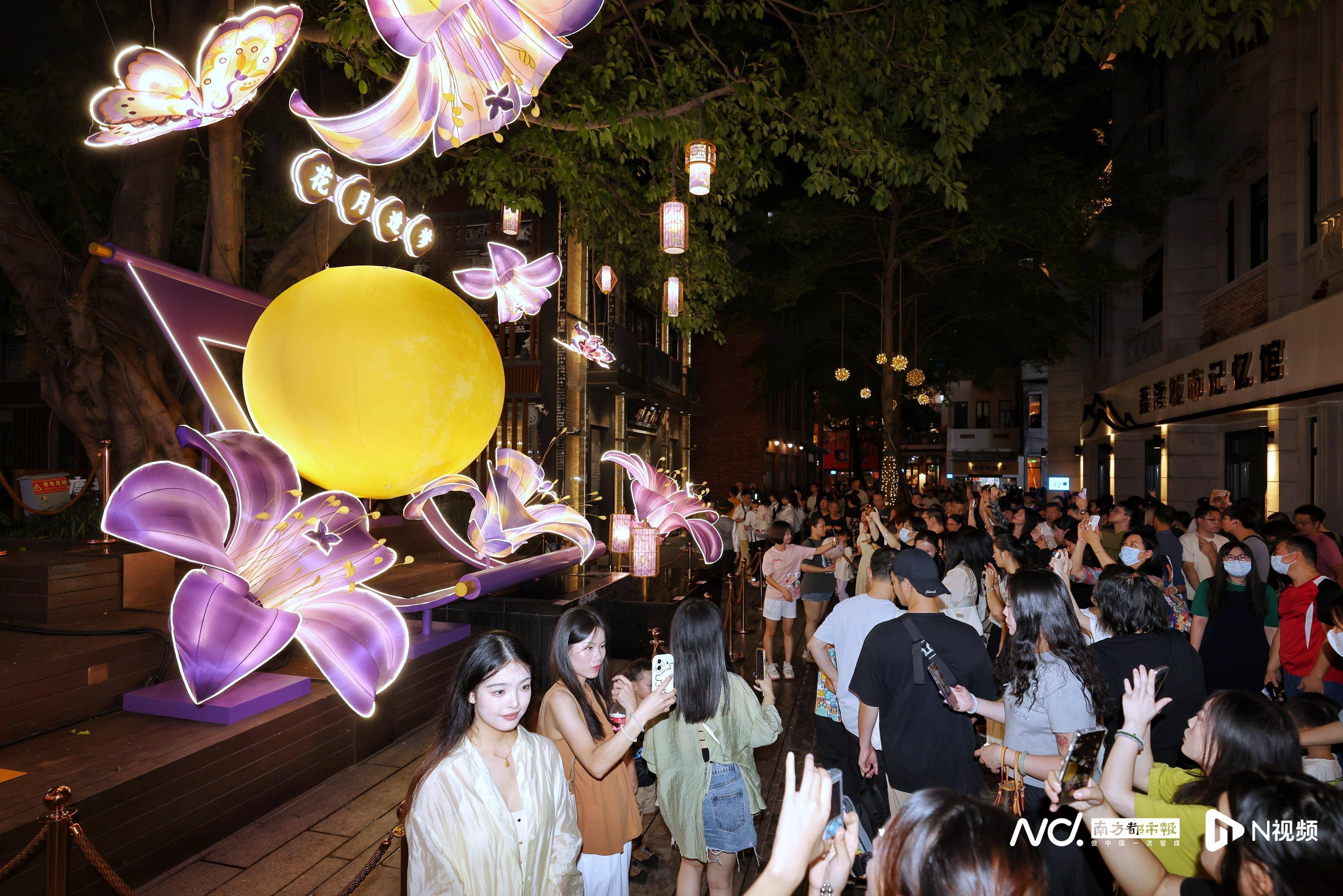 爆晒棚！迎月夜永庆坊“月亮桥”需限流，打卡只能停留3分钟                