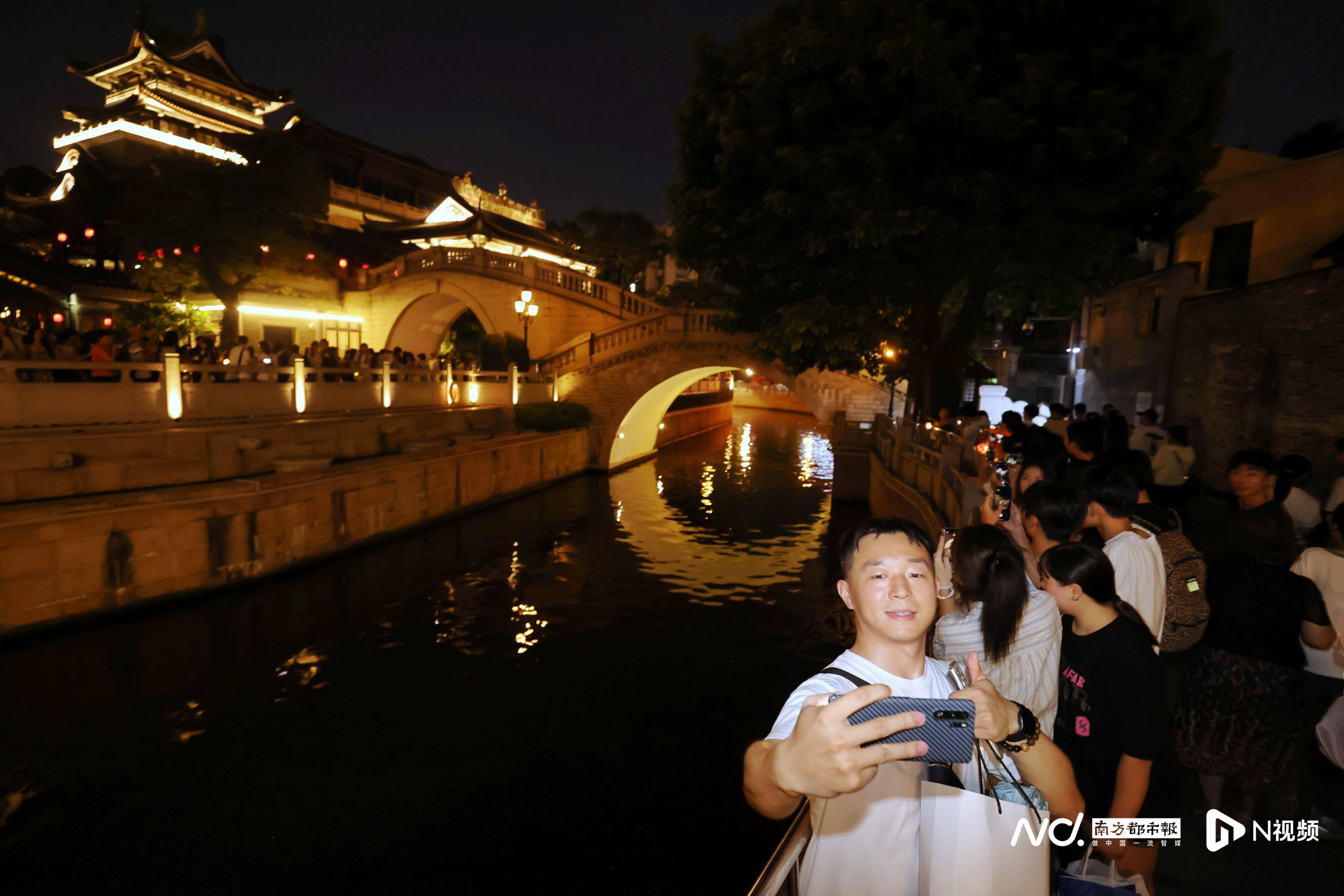 爆晒棚！迎月夜永庆坊“月亮桥”需限流，打卡只能停留3分钟                