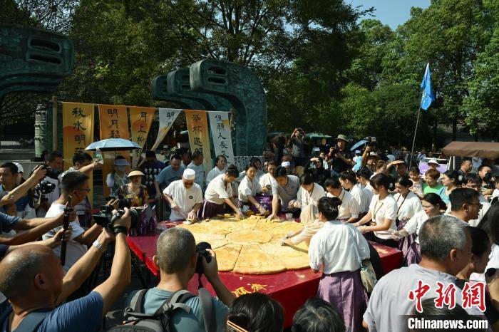 四川阆中：烘培超级大月饼 免费为游客和市民发放                