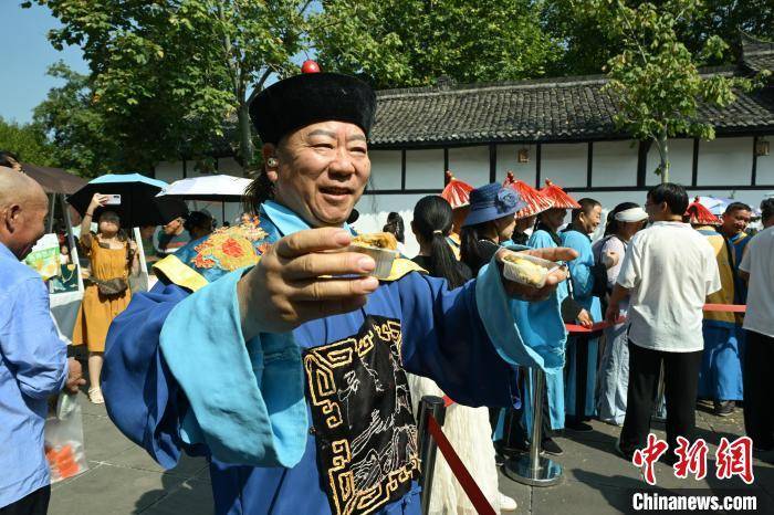 四川阆中：烘培超级大月饼 免费为游客和市民发放                