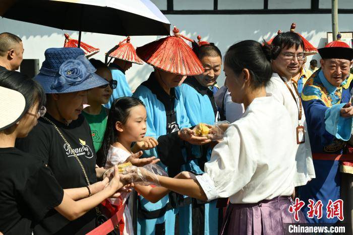 四川阆中：烘培超级大月饼 免费为游客和市民发放                