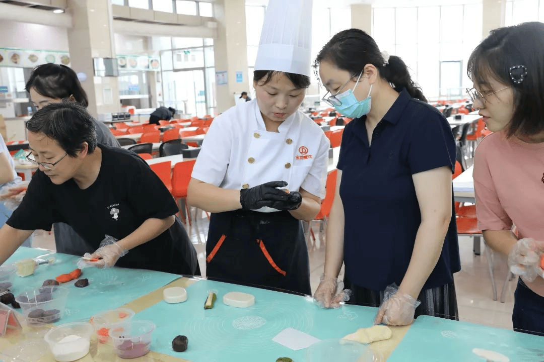 航空工业计算所组织开展职工互动创意月饼制作活动                