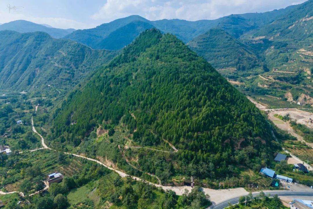 天水天柱山，最高处有座神秘的庙宇，据说供奉的是“铮疆王”