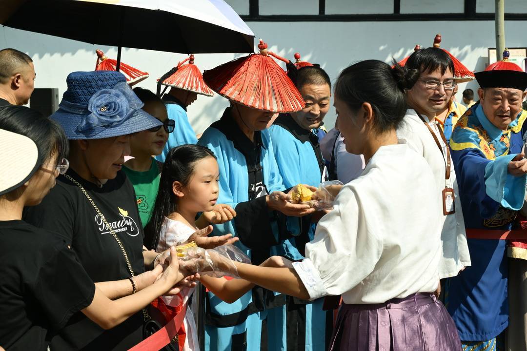 四川阆中：免费让游客分享直径2.24米超级大月饼                