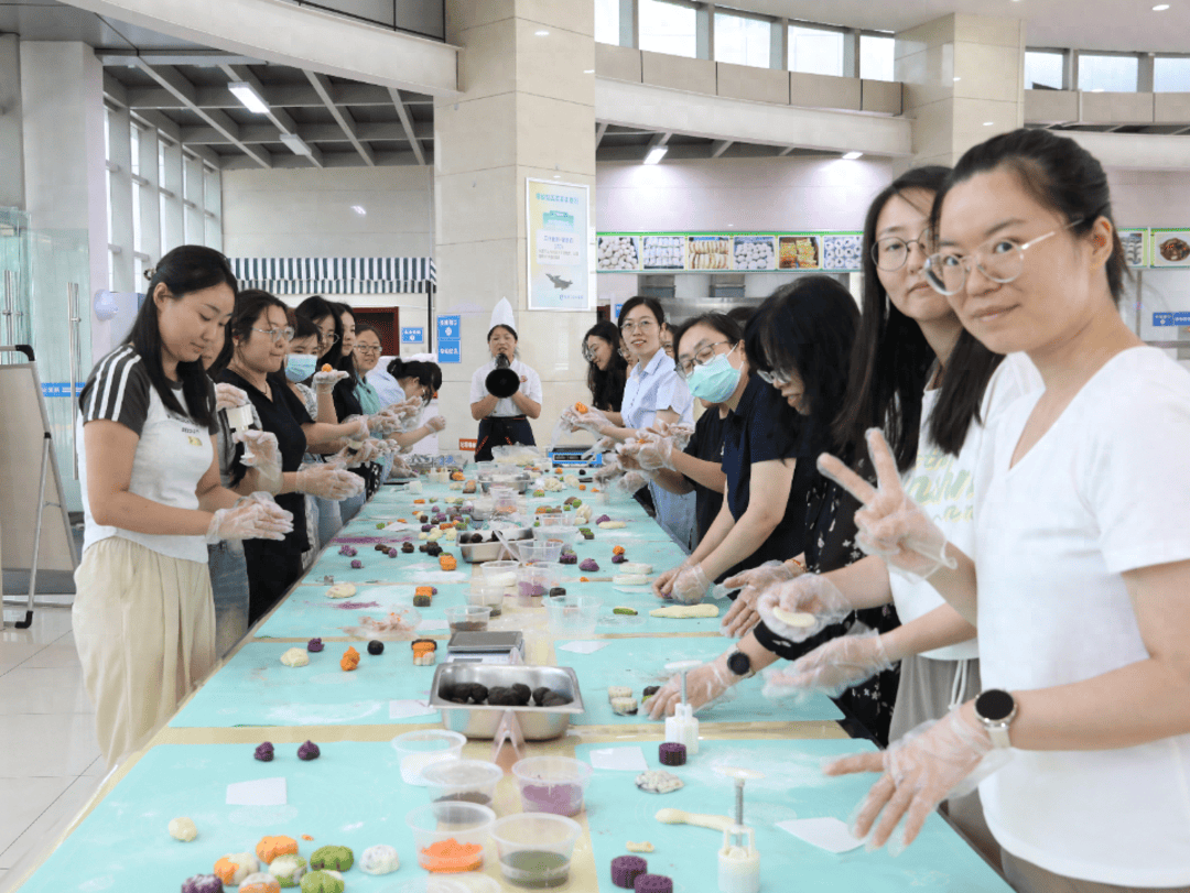 航空工业计算所组织开展职工互动创意月饼制作活动                