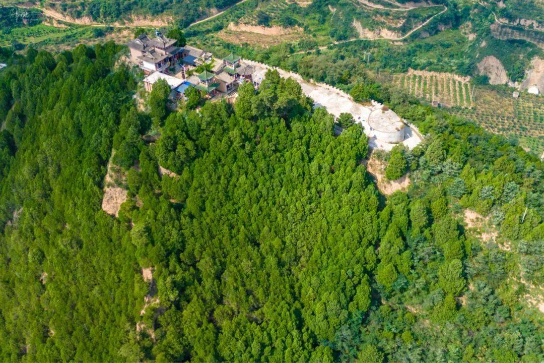 天水天柱山，最高处有座神秘的庙宇，据说供奉的是“铮疆王”