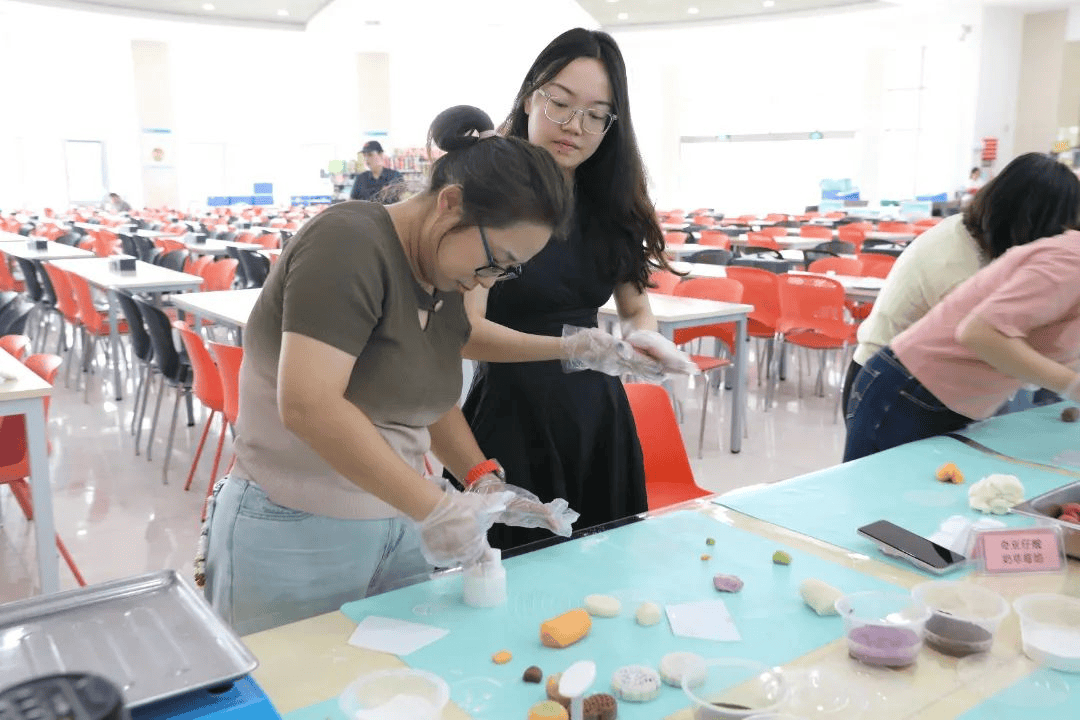 航空工业计算所组织开展职工互动创意月饼制作活动                