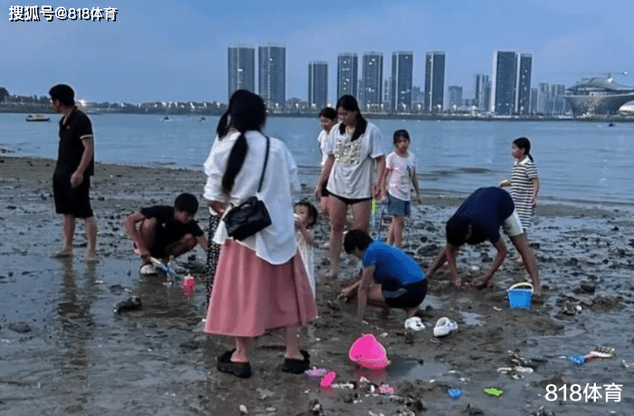 小孩姐!全红婵和发小金沙湾光脚挖蛏子,可爱小女孩跟着红姐玩泥巴