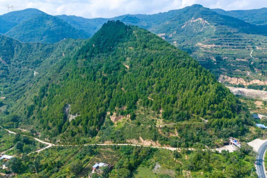 天水天柱山，最高处有座神秘的庙宇，据说供奉的是“铮疆王”