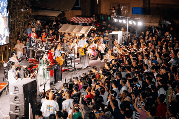 9月14日，南岳里·庙会民俗美食街正式开街，开启南岳文旅夜游新篇章！                