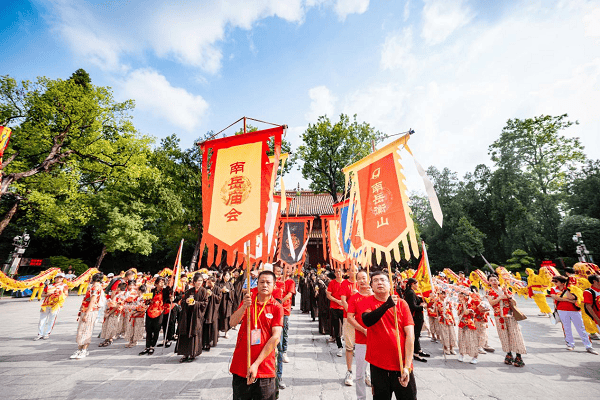 9月14日，南岳里·庙会民俗美食街正式开街，开启南岳文旅夜游新篇章！                