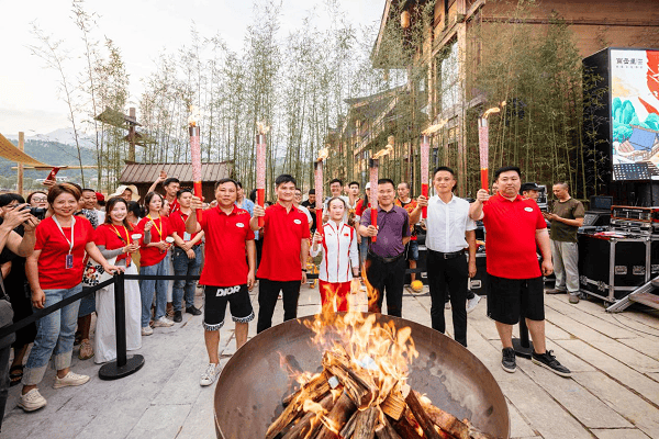 9月14日，南岳里·庙会民俗美食街正式开街，开启南岳文旅夜游新篇章！                