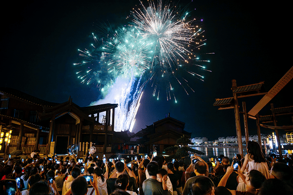 9月14日，南岳里·庙会民俗美食街正式开街，开启南岳文旅夜游新篇章！                