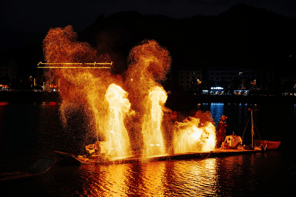 9月14日，南岳里·庙会民俗美食街正式开街，开启南岳文旅夜游新篇章！                