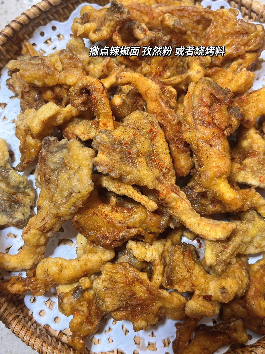 金黄酥脆巨美味的干炸椒盐蘑菇，一口一个超级过瘾！                