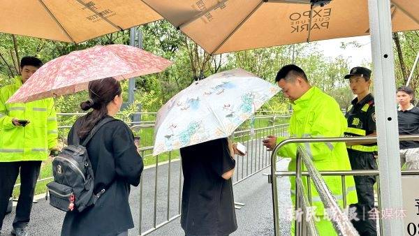 双子山开放首日，为何近千名游客风雨无阻赴约？市民：“想从高处看看上海的规划和变化！”                