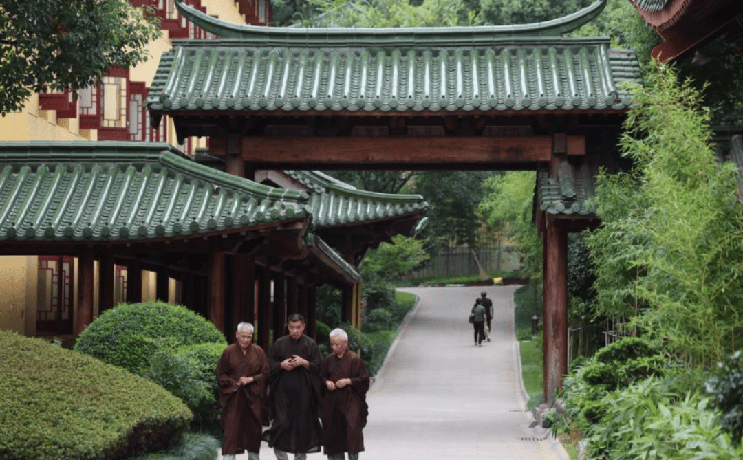 九江东林寺净土苑，虔诚登山礼佛                