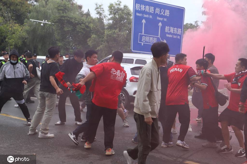 恐怖！河南成都球迷场外冲突 红色烟雾弥漫(组图)                