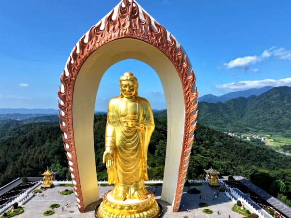 九江东林寺净土苑，虔诚登山礼佛                