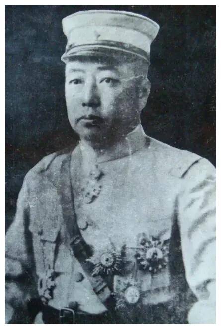 1928年，杨宇霆被枪决前跟张学良合影，注意看站姿，早已貌合神离