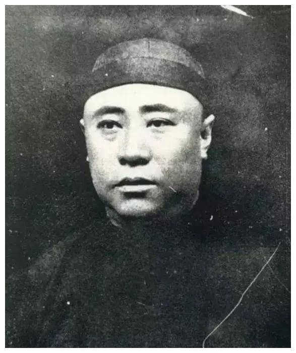 1928年，杨宇霆被枪决前跟张学良合影，注意看站姿，早已貌合神离