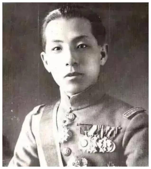 1928年，杨宇霆被枪决前跟张学良合影，注意看站姿，早已貌合神离