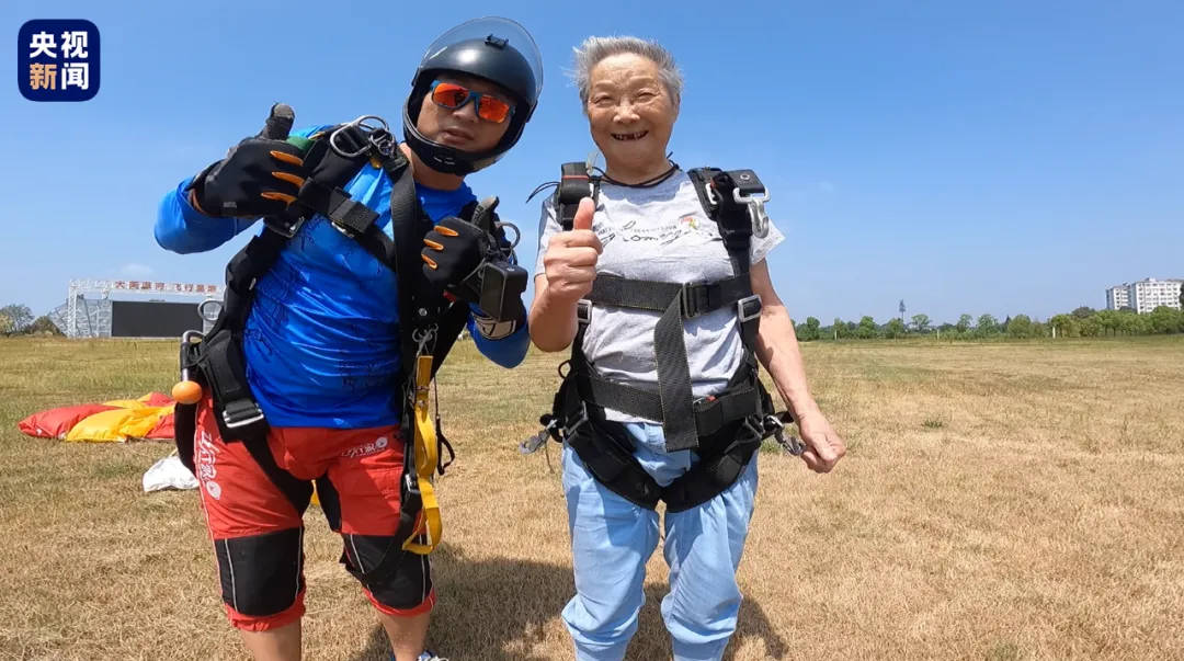 湖北84岁奶奶体验高空跳伞，教练：她刷新了我们的纪录                